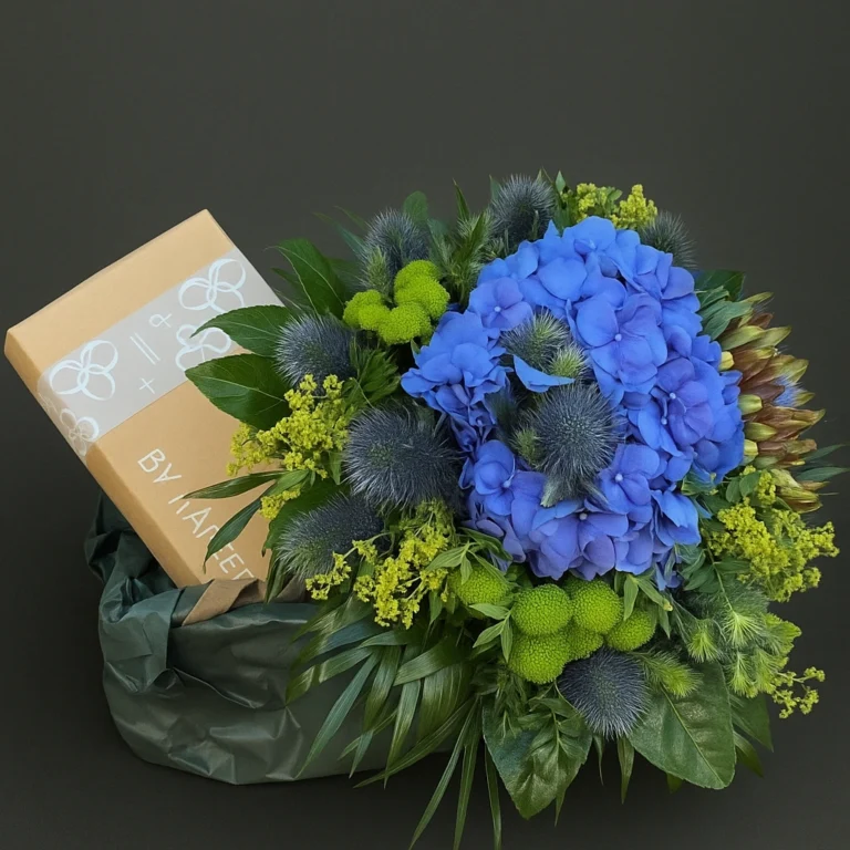 Gavekurve med rokoko buket med en æske håndlavet chokolade