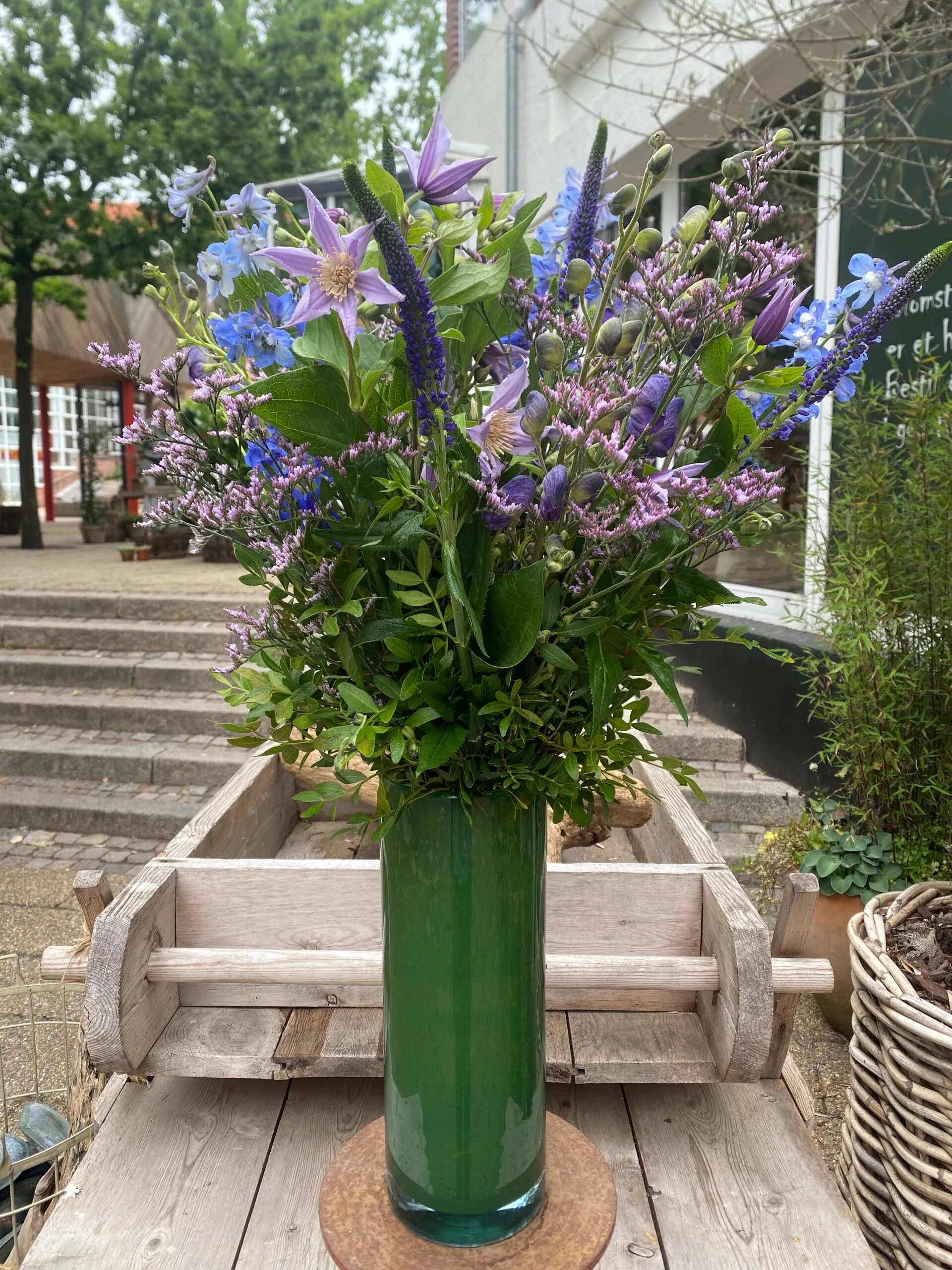 Høj Klassisk buket i med Tidsler, Dahlia og voksblomster.