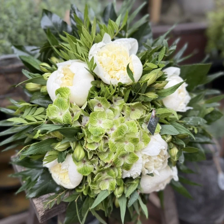 Hvid kondolence  rokoko buket med bonderoser og hortensia
