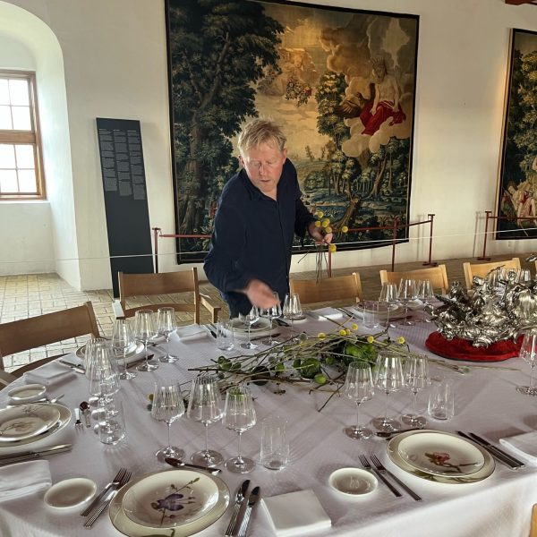 Per pynter op til fest