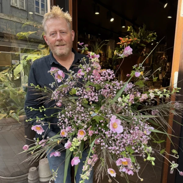 Høj løs mark vildt buket i rosafarvet med høst-anemoner